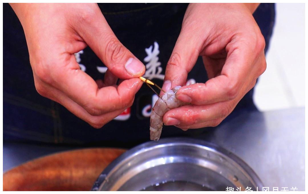 准备几只鲜虾,去除虾须,虾腿虾头,把虾仁剥出来,挑出虾线后洗干净备用