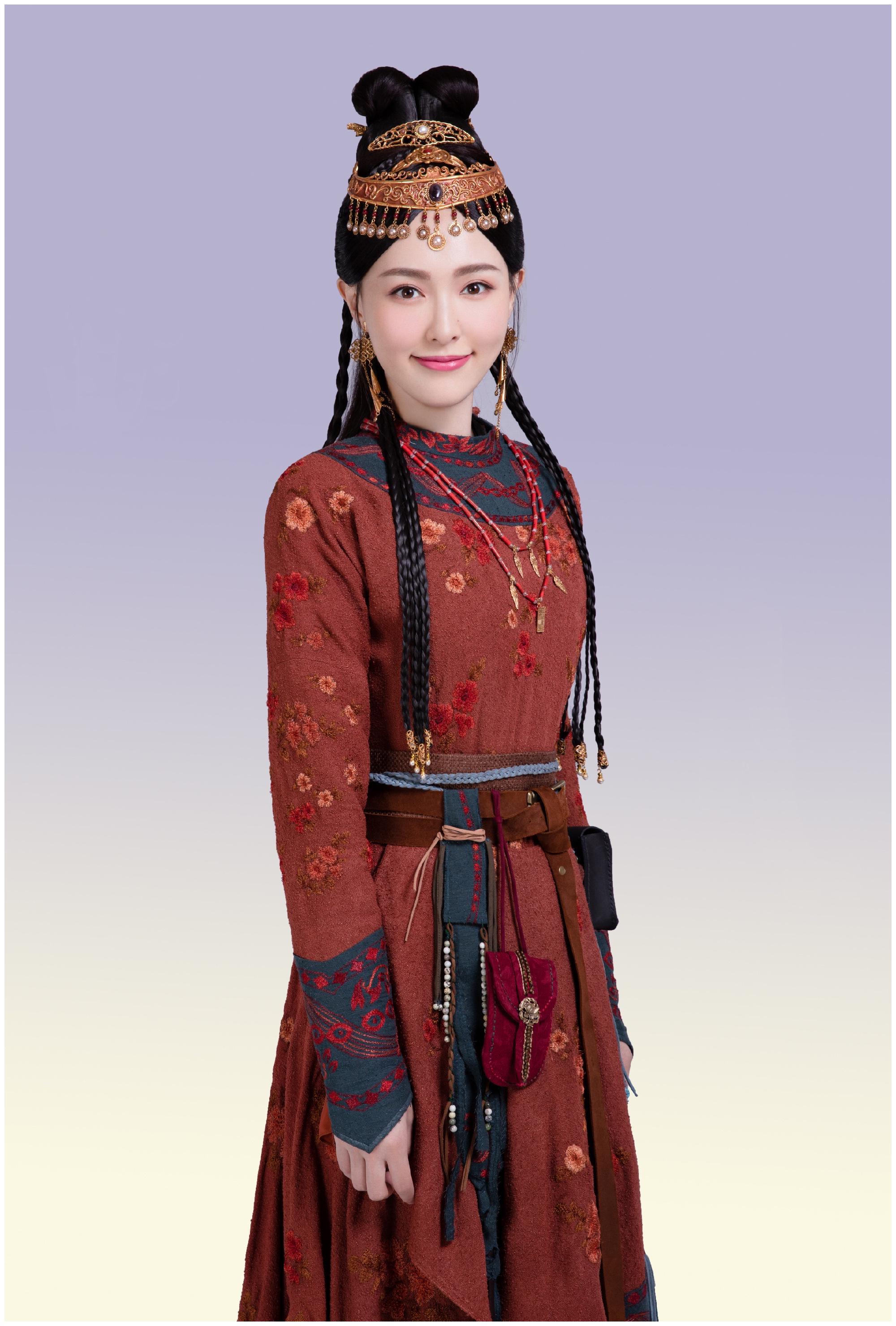 《燕云台》上演,唐嫣录视频剥糖纸庆开播,黑色t恤红心减龄青春