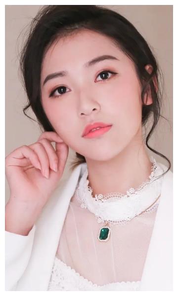 陈昊蓝精美壁纸:有一种心情,直到难眠时,才发现是相思