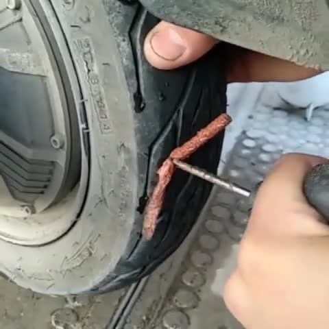 车胎爆了,去补胎,但是老板给轮胎里面放根辣条,是什么意思?