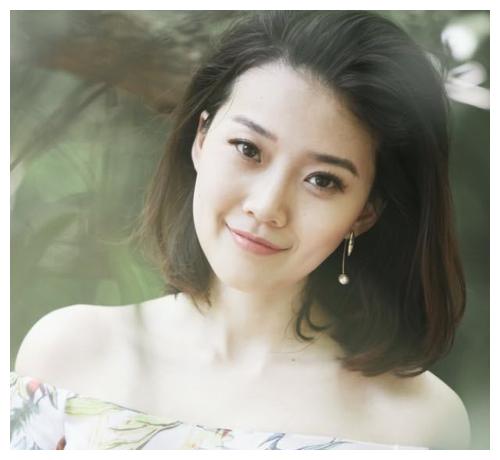 1,小时候就是节目主持人,长大后进入港闻组实习其实全荃是个标准的