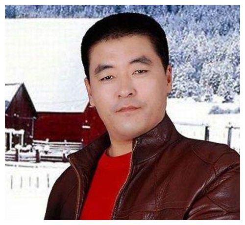 49岁魏三罕露面与美女同台被嘲过气曾上春晚火遍东北