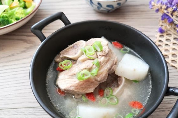 炖大骨汤 千万别直接焯水 多做一步 汤色浓白 肉嫩汤鲜没腥味