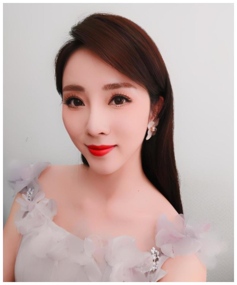 李思思晒与朱广权古装照,搭配情歌默契对视,被网友误认是夫妻