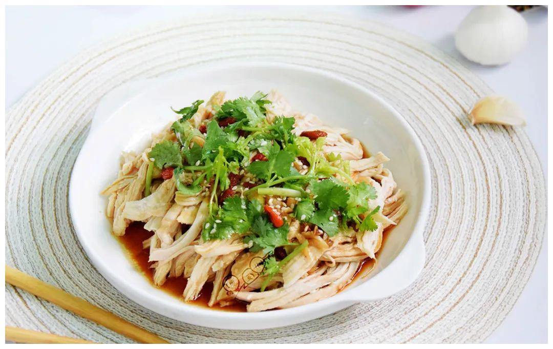麻辣鸡丝:凉拌菜界的宠儿,天热没胃口就试试它
