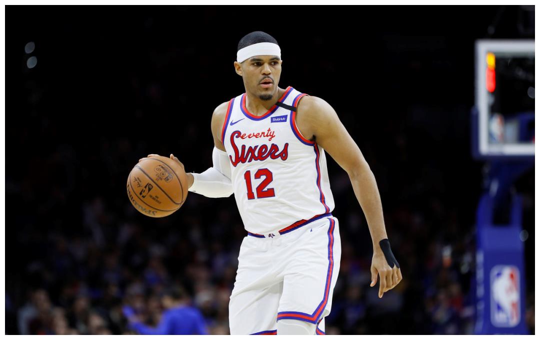 防守大闸,有他和米切尔在,起码能保住爵士的下限;而托比厄斯-哈里斯呢