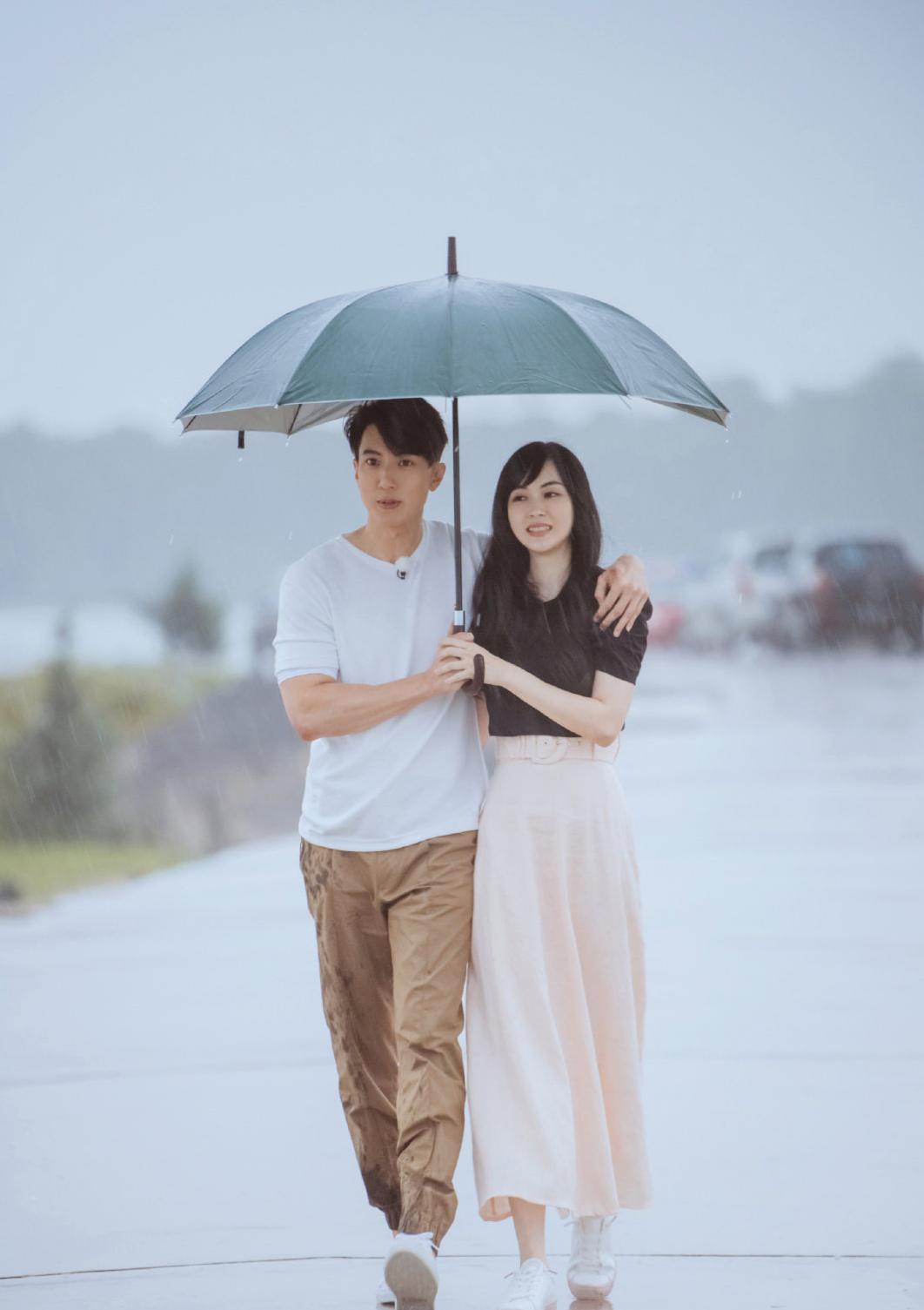 林丽吟穿粉色旗袍优雅端庄,身段依旧窈窕