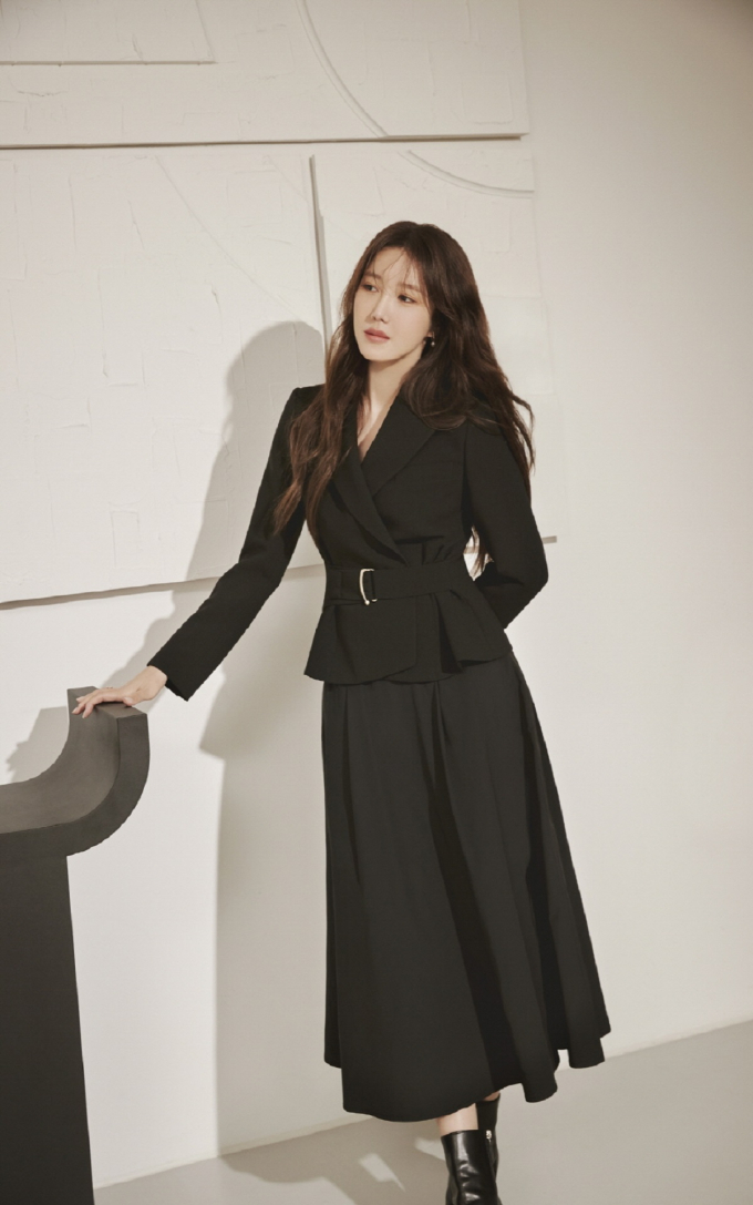 韩国女艺人李智雅代言女装品牌拍最新宣传照
