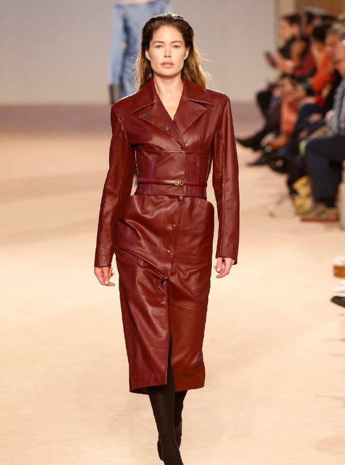 杜晨·科洛斯现身走秀,一袭皮衣帅气感十足,这身造型太飒了