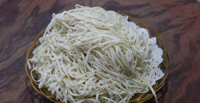 两到三个人的量,放入盆中,这大概是面条一斤左右准备二细的生毫不夸张