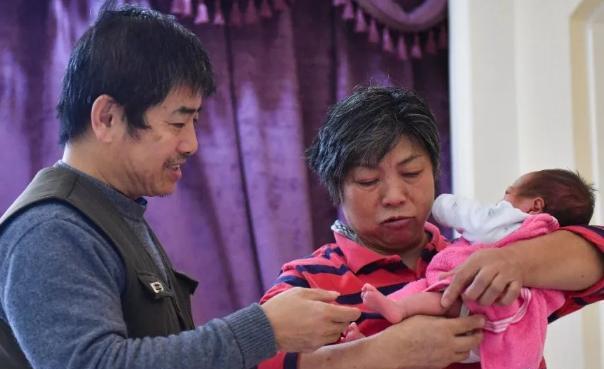 晚婚晚育的父母,15年后有2个必须要面对的问题,谁也谈逃不过__财经头条