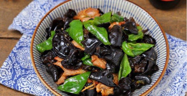 青椒木耳炒肉大家一起吃健康的菜哦