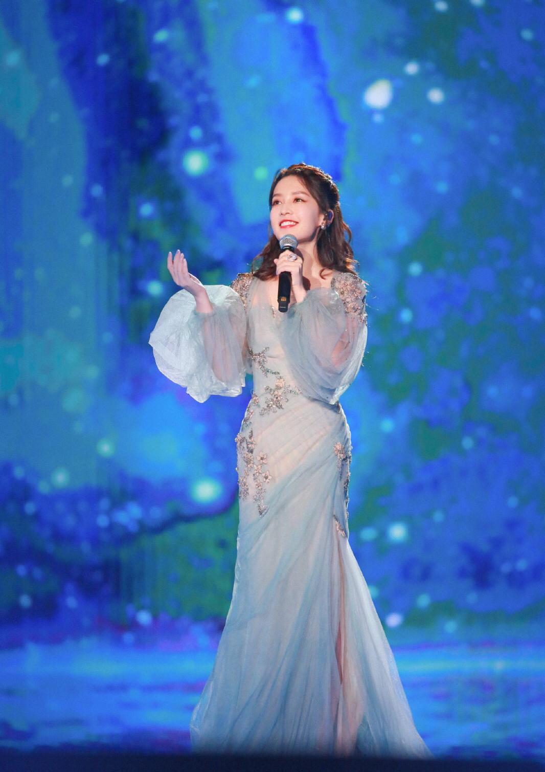 李沁"黑糖啵啵味"露背裙,高马尾配长流苏耳饰,气质又甜又御