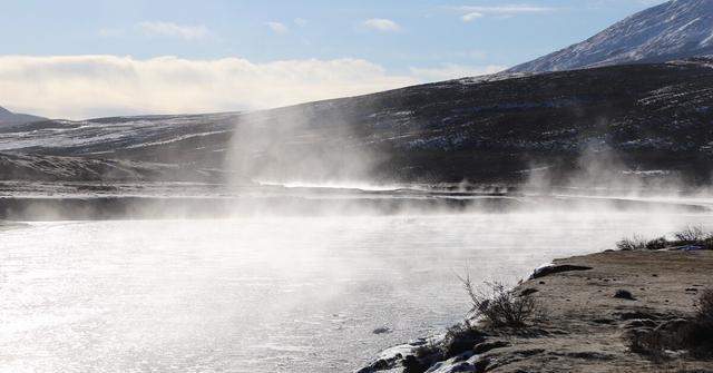 四川理塘冬季清晨无量河雾气缭绕宛如仙境