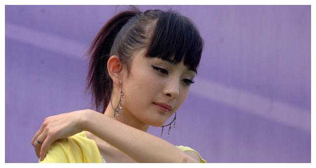 其实杨幂脸型的变化在各个时期也是非常明显的,在郭襄时到比较方的脸