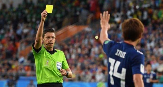 足球比赛裁判突然中止比赛,向一名跳伞者出示黄牌_高清图集_新浪网