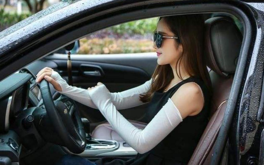 女司机首次开车上路,车后贴上一张纸,路上车辆躲得远远的__财经头条