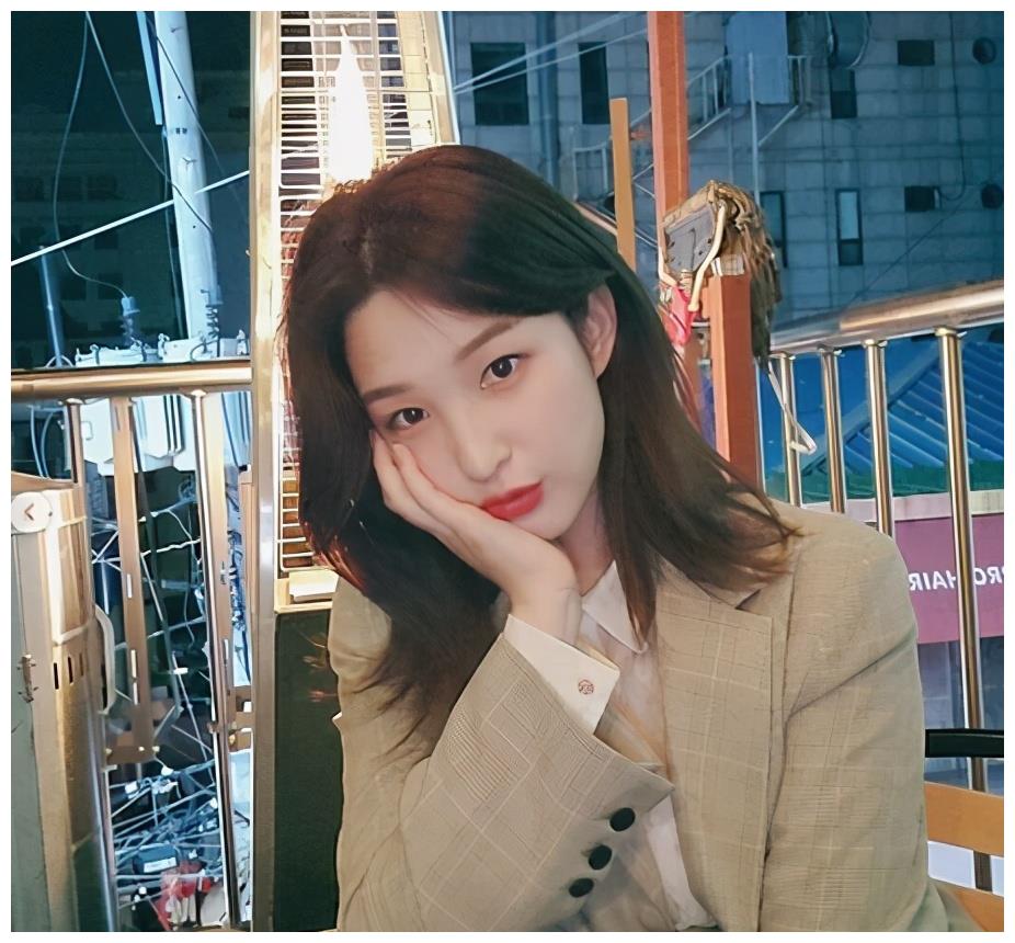 韩国女团laboum前成员律喜于2017年退出团体后,嫁给乐团ftisland成员