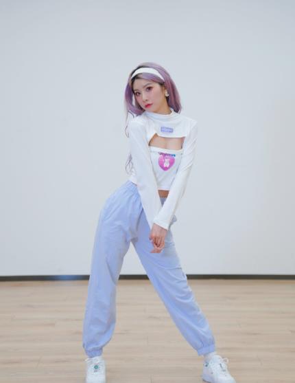 谁还记得爆胎草莓粥穿镂空衣秀身材她不出道可惜了