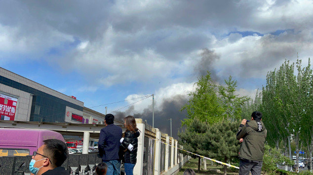 北京大红门集美家居城内一变电室起火,35辆消防车到场