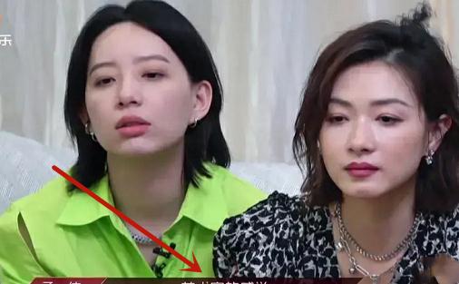 李斯丹妮和万茜坐在一起谁注意到她在干什么这也太暖了吧