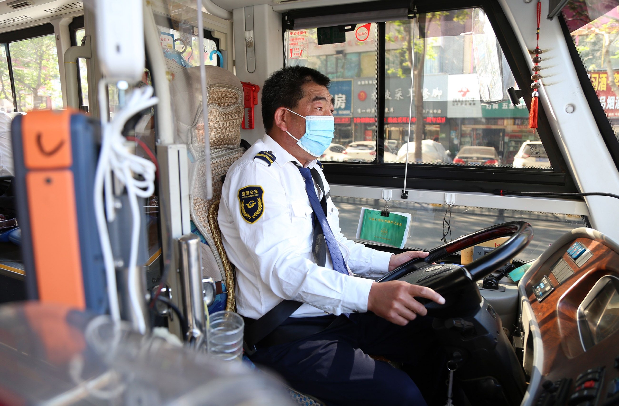 今年47岁的河南洛阳人温艮宽有两个身份,他既是洛阳市公交集团二分