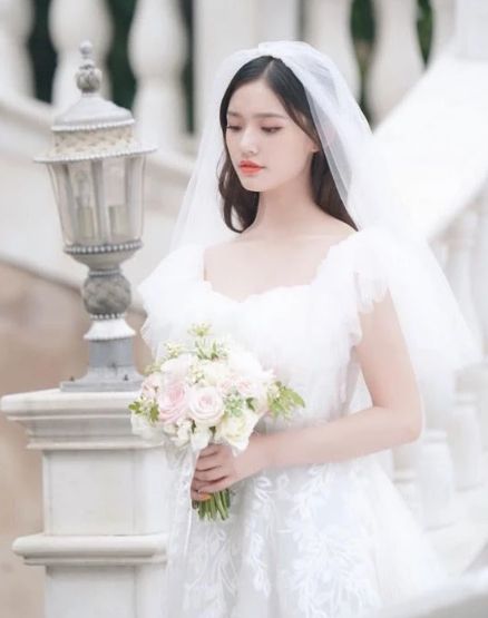 林允身穿婚纱华丽亮相,甜美可爱,网友:太美了!