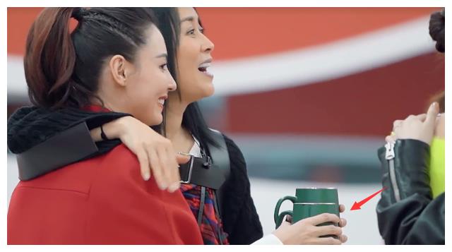 张柏芝和那英互动拥抱卑微碰杯那英下一秒举动情商真高