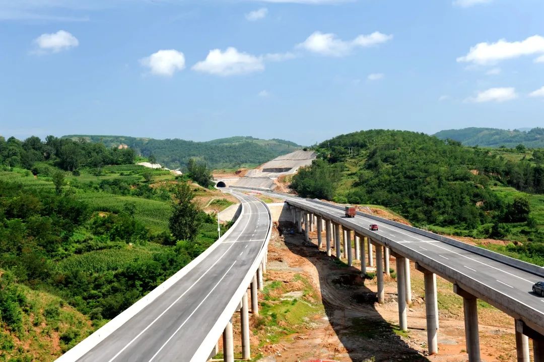 高速公路息县至邢集段工程位于河南省南部,是河南省规划的大别山革命