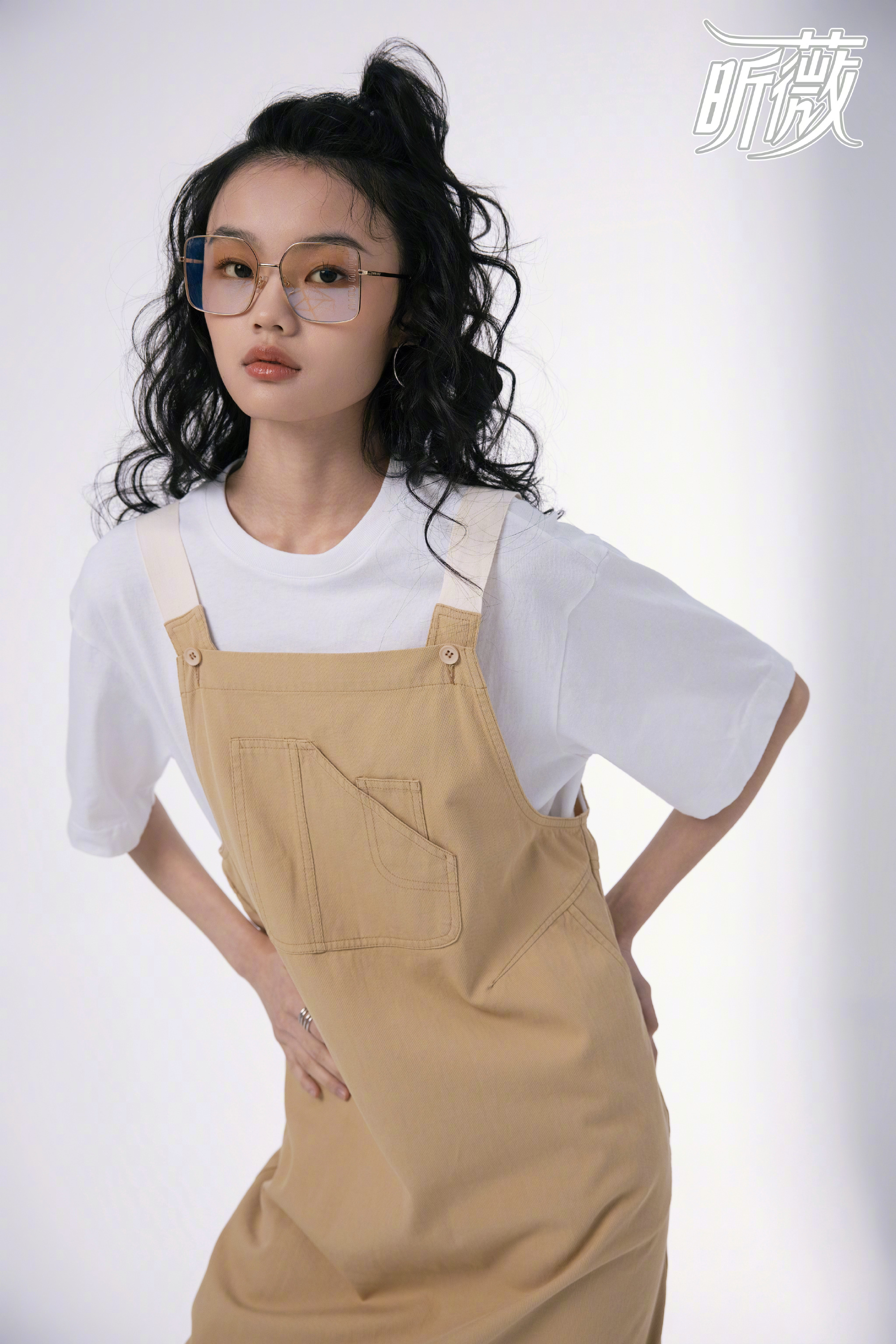 背带裤简直是成年人的可爱按钮,清新甜美又减龄,为沉闷秋冬__财经头条