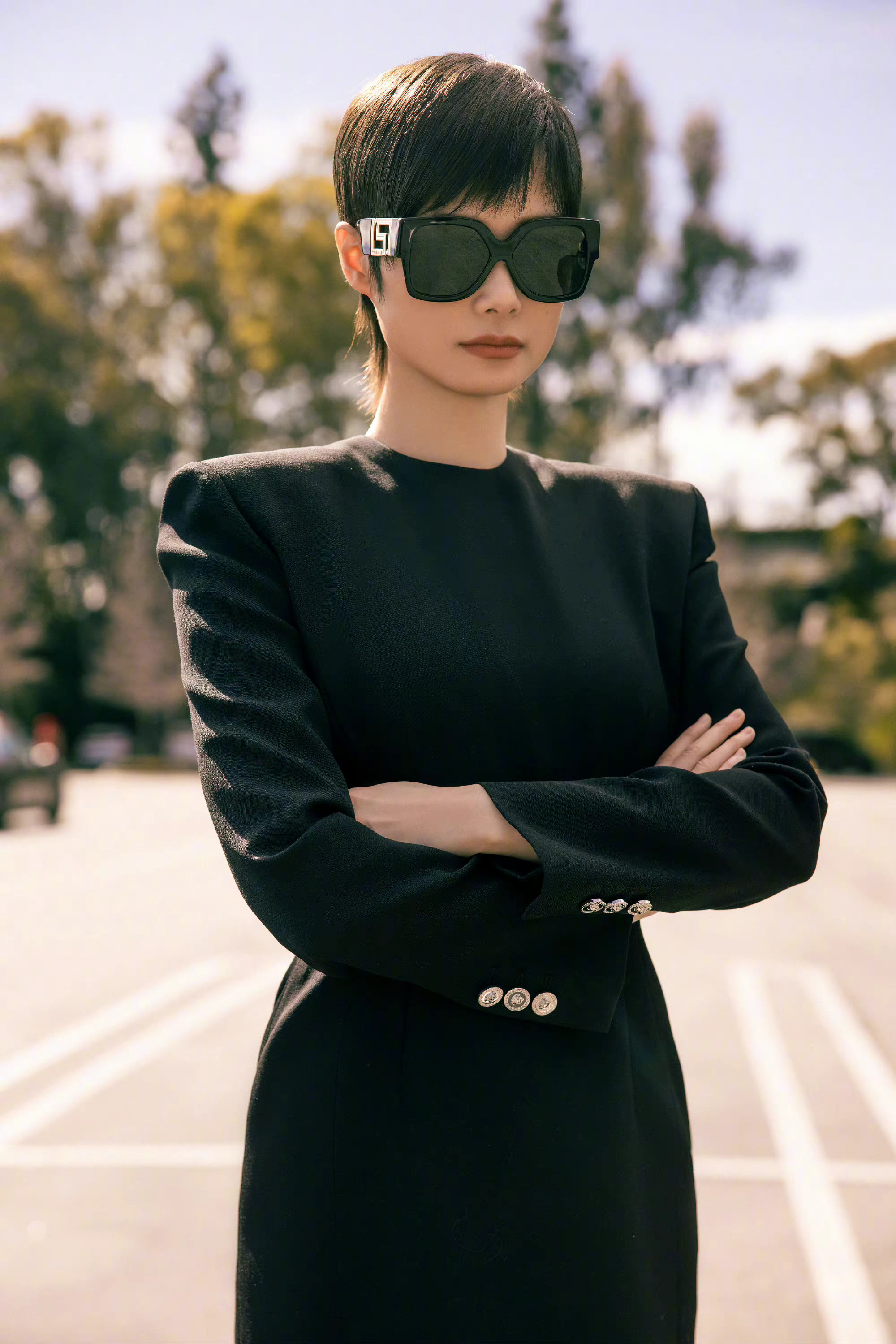 李宇春身穿来自versace全新2023秋冬系列亮相秀场