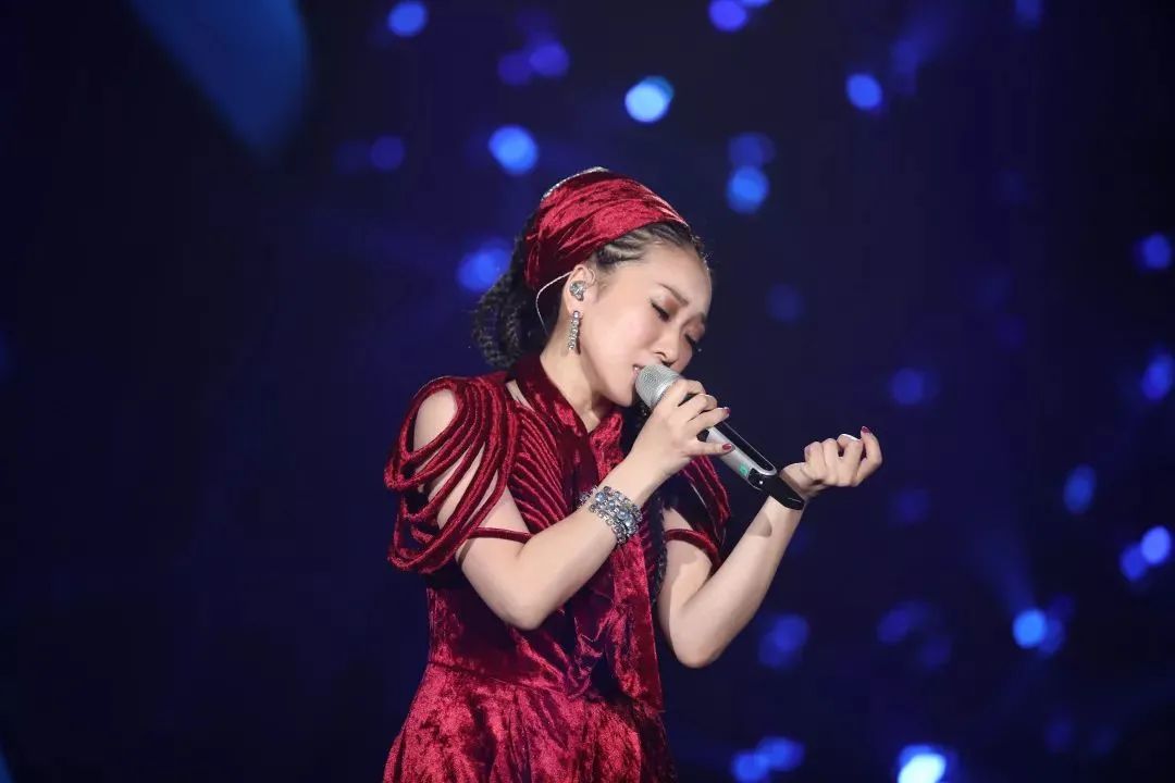 《歌手·当打之年》官方是这么描述她的:她是拥有跨越五个八度宽广