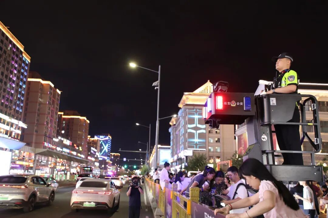 央视网：民警客串“摄影师”，吉林延边网红墙的别样打卡
