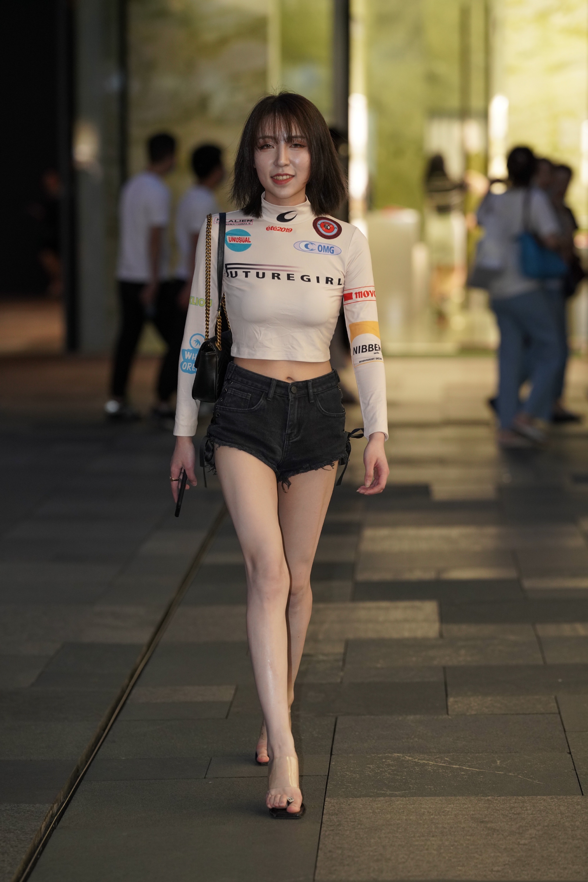 小姐姐穿牛仔热裤秀白皙美腿配上潮流短款上衣轻松打造时髦感