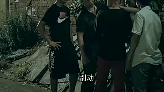 一群小混混欺负女孩,小伙出手解围,没想到却出了意外