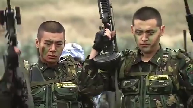 范天雷牺牲,剧中何晨光等人抬着英雄遗体回国,向军人致敬!