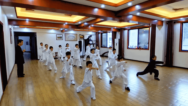 00—20:00打坐,站桩武当夏令营学员打坐练习武当夏令营学员练习站桩功