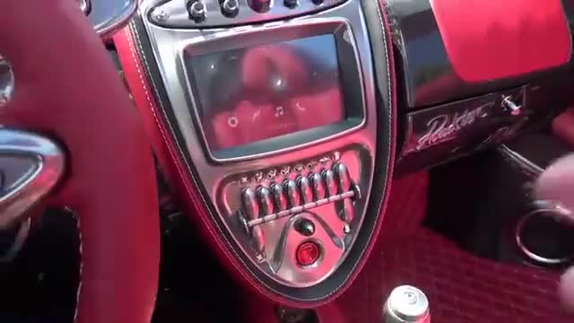 看超级跑车帕加尼huayra的车钥匙