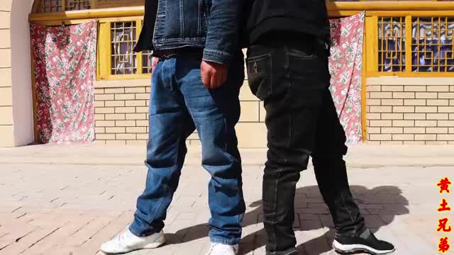 二月二龙抬头农村兄弟俩做完时髦发型后烤肘子吃欢乐的一天