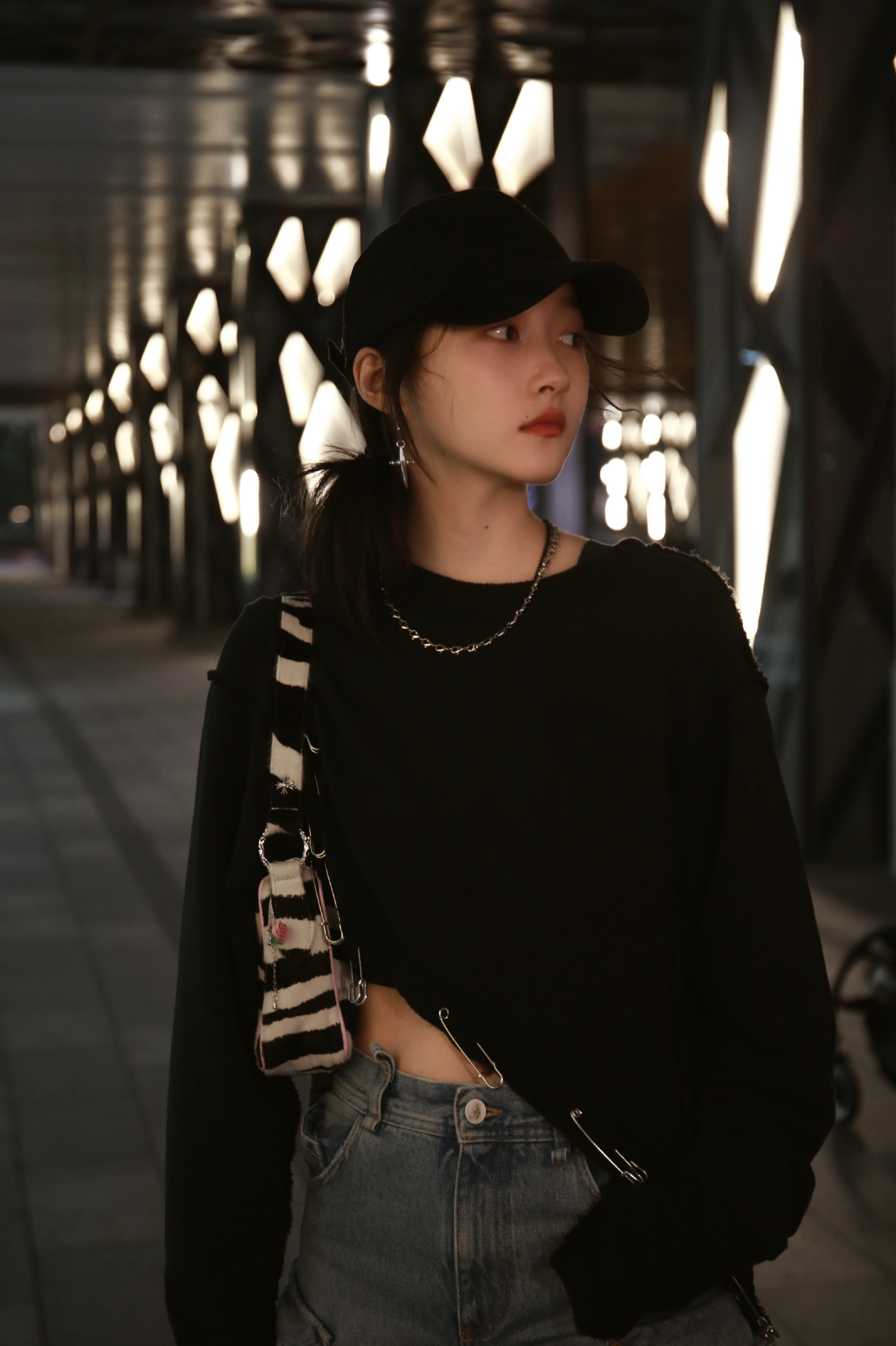 关晓彤穿黑衣露蛮腰 戴棒球帽秀精致侧颜_高清图集_新浪网