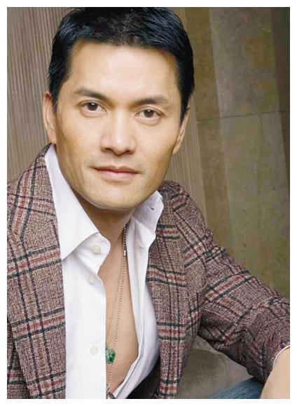 1998年迪生集团执行董事伍士荣向海媚展开追求.