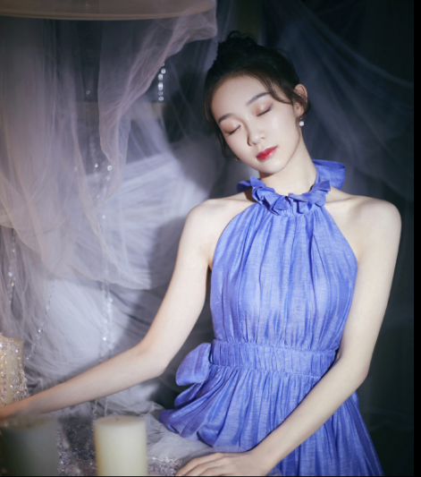 李子璇最新美图,身穿紫色露背礼服绝美
