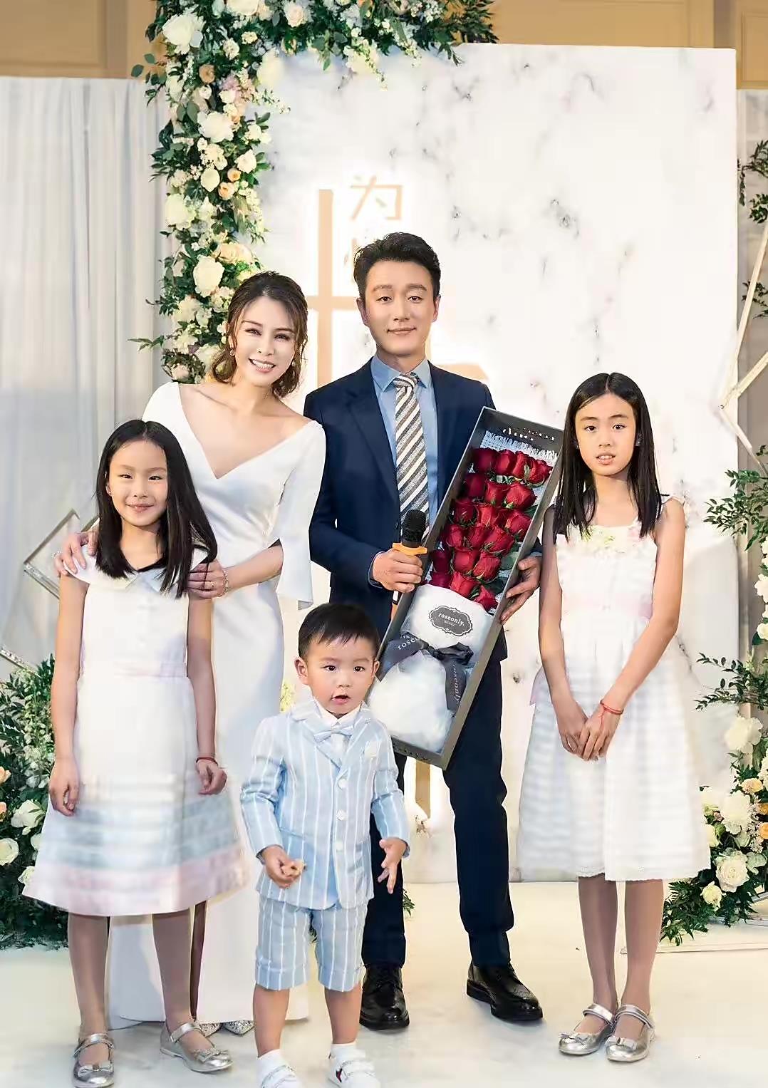 佟大为妻子带娃出席活动大女儿像王祖贤引起网友热议