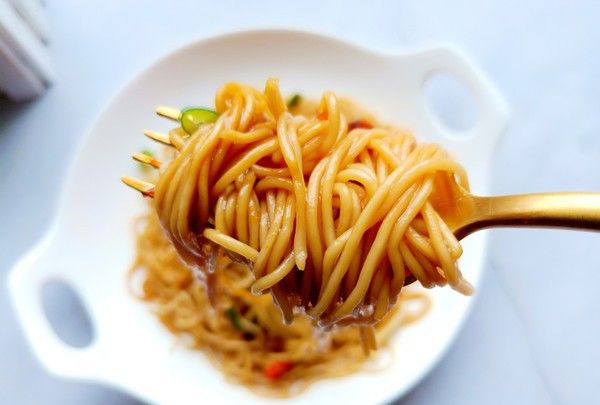 吃多了油腻的食物怎么办,一碗麦芽面,来一勺葱油拌面解除油腻