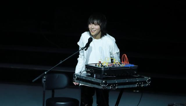 窦靖童公布恋情?生日晒和陌生男子拼脸图,遭吐槽后回呛不会删除