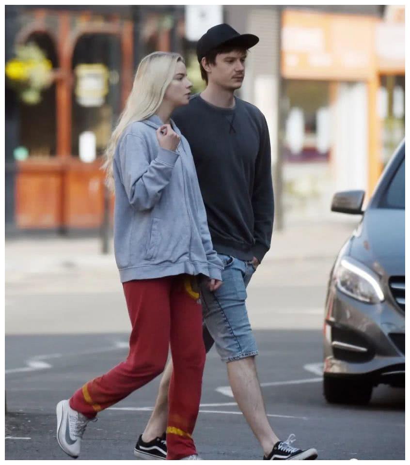 素颜的安雅泰勒乔伊和男友现身伦敦街头