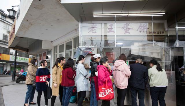 苏州早餐店吸引各地网友排队,有人为买他们的蛋饼,车子撞了墙!