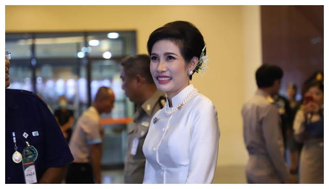 35岁泰王贵妃首次公开献舞在月光下翩翩起舞难怪能够迷倒泰王