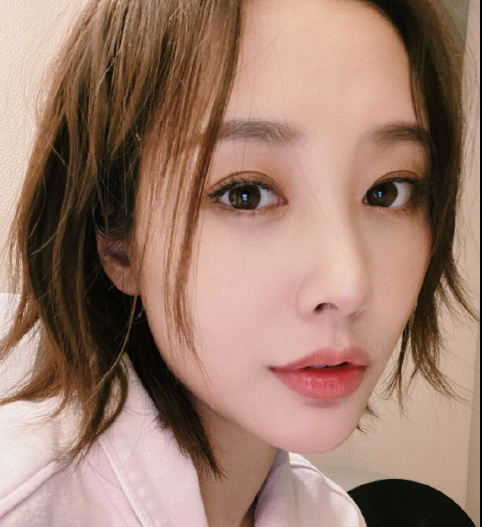 李纯在晒出一组自拍,满脸微笑,温婉迷人.