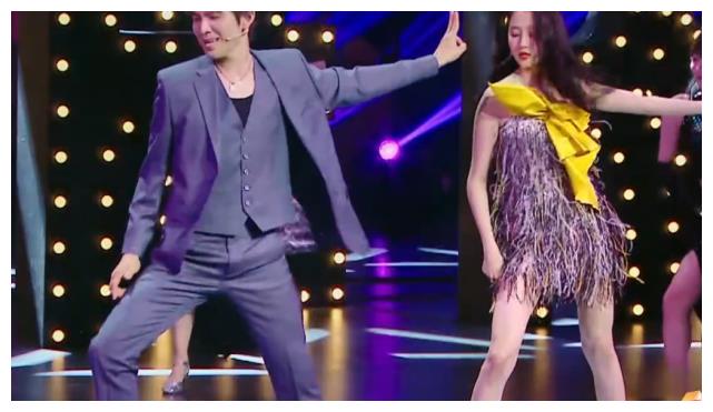 钟汉良和小22岁的关晓彤共舞二人现场默契十足非常养眼
